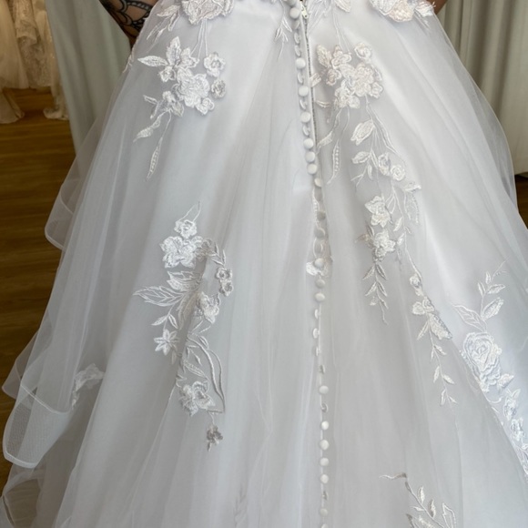 Unaltered Wedding Dress (Never Worn) - Picture 6 of 7